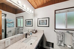 Combined shower/bathtub, hair dryer, towels, shampoo