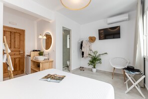 Hypo-allergenic bedding, blackout drapes, soundproofing - Golden Bird's (Naxos)