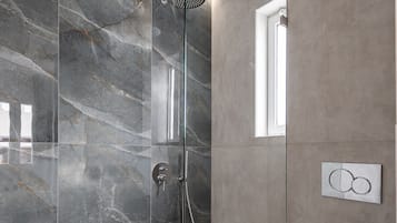 Douche, douche à « effet pluie », sÚche-cheveux, serviettes fournies
