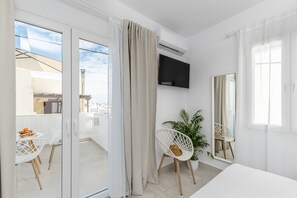 Royal Room | Hypo-allergenic bedding, blackout drapes, soundproofing - Golden Bird's (Naxos)