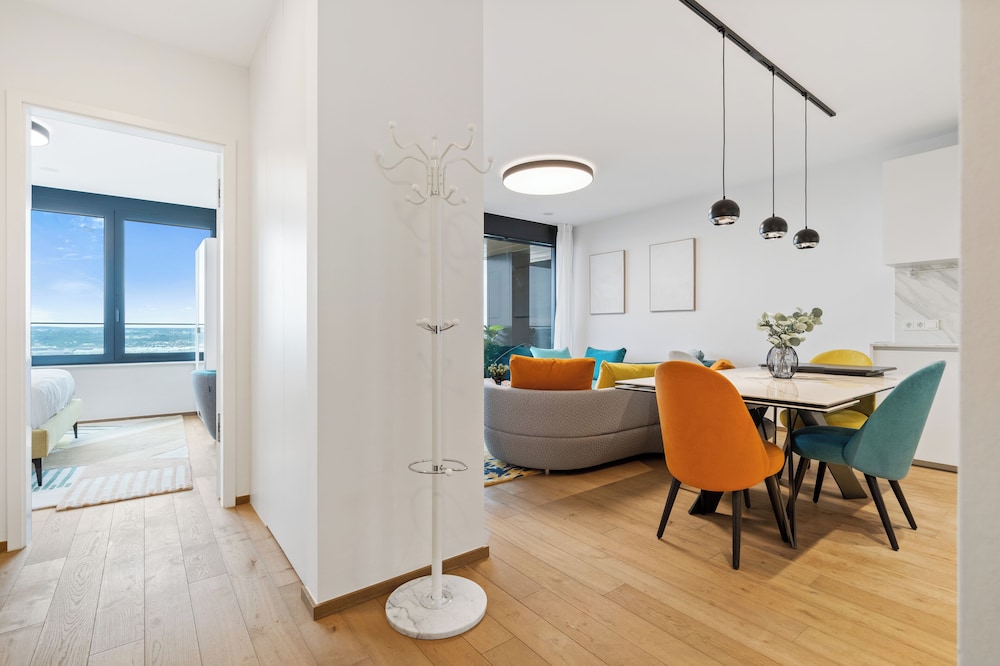 Stylish Luxurious Apt w Pool & Gym ID214