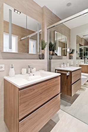 公寓 | 浴室 | 独立的浴缸和淋浴、免费洗浴用品、吹风机、毛巾