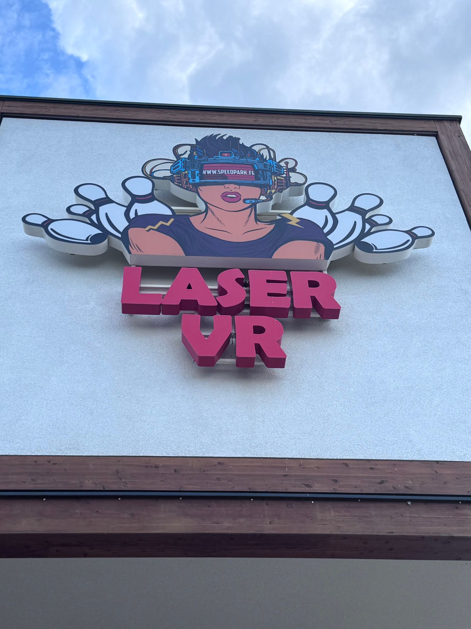 Un cartel enmarcado con un gráfico de un casco de realidad virtual y el texto 'LASER VR'.