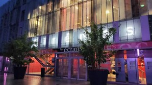 A building with a glass facade and a sign that reads "les ecrans". - 4 bedroom house with garden near Lille  (Tourcoing)