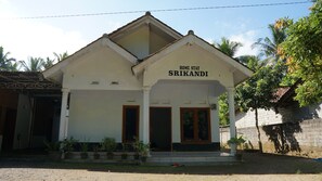 Front of property - Hotel O Homestay Srikandi Pulau Merah BeachNearPantai Pancer (Sumberagung)