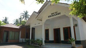 A two-story building with a sign reading "HOME STAY SRIKANDI". - Hotel O Homestay Srikandi Pulau Merah BeachNearPantai Pancer (Sumberagung)