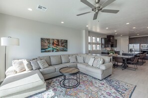 Fernseher, Videospiele, Tischfußball, Tischtennisplatte