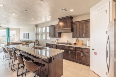 Huge 4BR + Loft Sleeps 28 w/ Arcade & Fire Pit