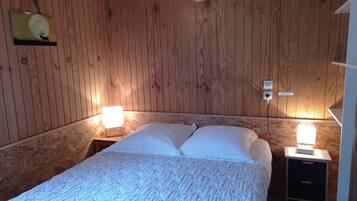 2 chambres, fer et planche Ă  repasser, lit parapluie