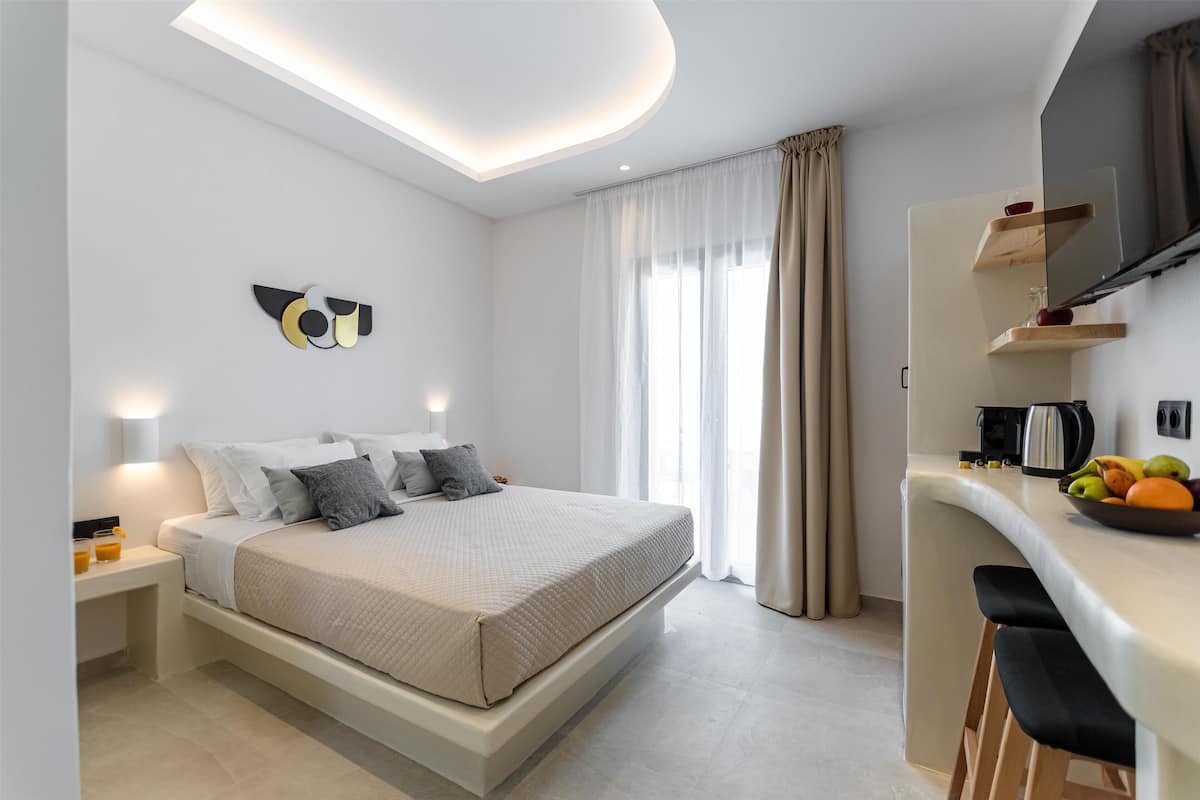 1 bedroom, Egyptian cotton sheets, premium bedding, memory-foam beds