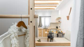 Suite Superior, letti multipli | Area soggiorno | Smart TV 50 pollici con canali via cavo