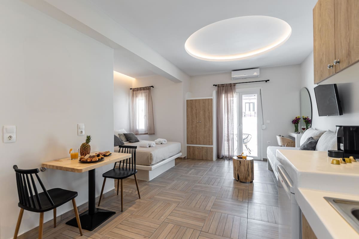 Premium Studio Suite, Multiple Beds | Living area