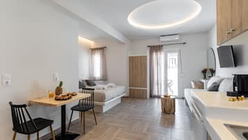 Suite monolocale Premium, letti multipli | Area soggiorno | Smart TV 50 pollici con canali via cavo
