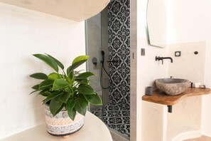 Deluxe Suite | Bathroom | Shower, rainfall showerhead, hair dryer, towels