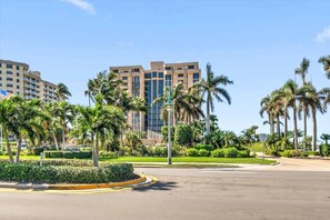 Un hotel de diseño moderno, con un patio central con palmeras y una glorieta.