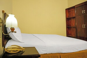 Laptop workspace, free WiFi, bed sheets - Collection O 92690 Hotel Limas (Palembang)