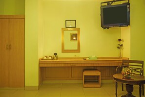 Family Suite | Laptop workspace, free WiFi, bed sheets - Collection O 92690 Hotel Limas (Palembang)