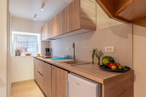 Fridge, stovetop, dishwasher, coffee/tea maker