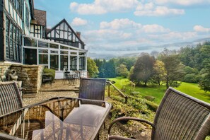 Outdoor dining - A house that sleeps 42 guests in 21 bedrooms (Builth Wells, Wales)