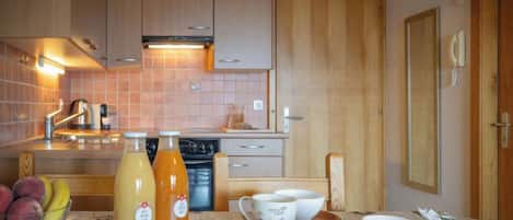 Réfrigérateur, four à micro-ondes, un four, grille-pain