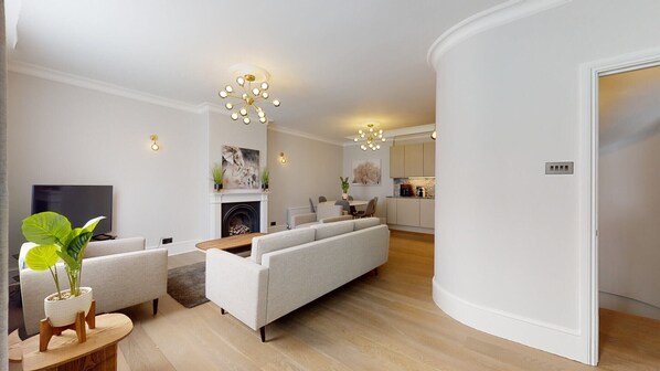 Deluxe Room, 3 Bedrooms, Non Smoking | Living area | 55-inch Smart TV with premium channels - Amazing Newly Refurbished Mews House (London)