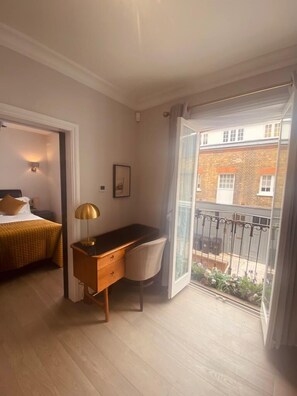 In-room dining - Amazing Newly Refurbished Mews House (London)