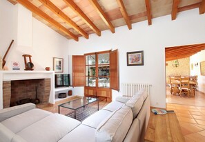 TV - Villa Martorell, 3 bedroom villa near crystalline beaches of Cala Sant Vicenç (Pollença)