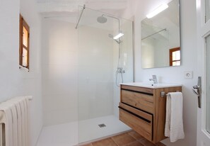 Hårføner og håndklær