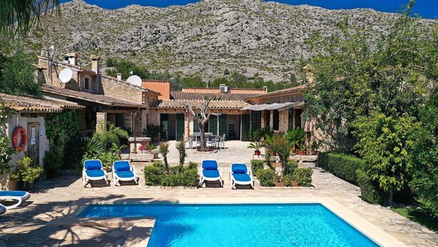 A pool with blue water, surrounded by lounge chairs, and a mountain in the background. - Villa Martorell, 3 bedroom villa near crystalline beaches of Cala Sant Vicenç (Pollença)
