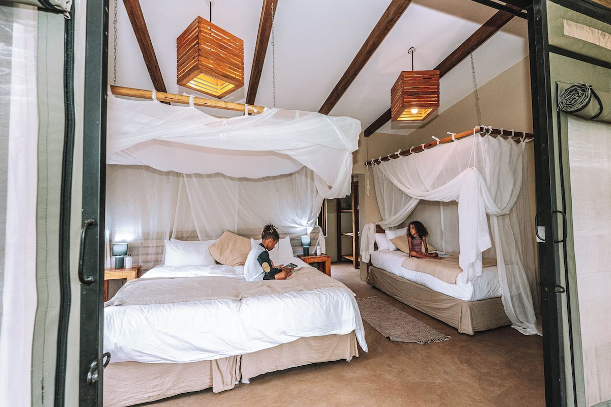 Standaard driepersoonskamer, uitzicht op tuin | Luxe beddengoed, een kluis op de kamer, verduisterende gordijnen