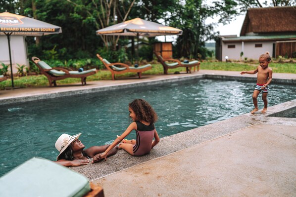 حمّام سباحة خارجي، مقاعد للتشمس