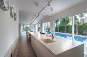 Private kitchen - Modern Villa with pool next the Beach (Herzliya)