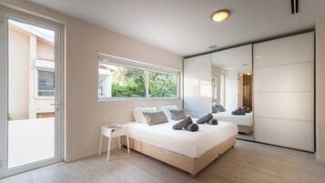 5 bedrooms, iron/ironing board, WiFi, bed sheets