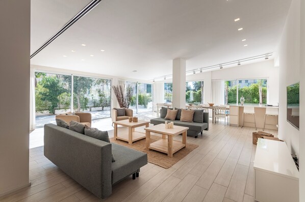 TV - Modern Villa with pool next the Beach (Herzliya)