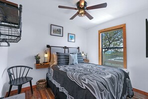 2 soverom, skrivebord, strykejern/-brett og wi-fi