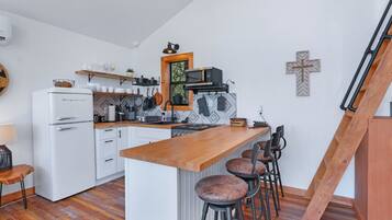 Fridge, oven, stovetop, coffee/tea maker