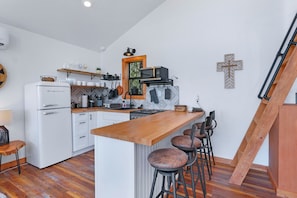 Fridge, oven, stovetop, coffee/tea maker