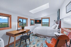 2 bedrooms, desk, iron/ironing board, WiFi