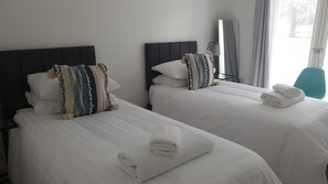 2 عدّة غرف نوم ومكواة/لوح كي وواي فاي وملاءات أسرّة