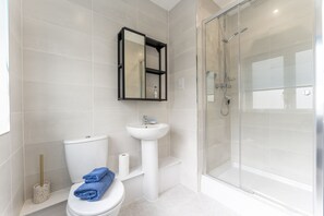 Een bad/douchecombinatie, een haardroger