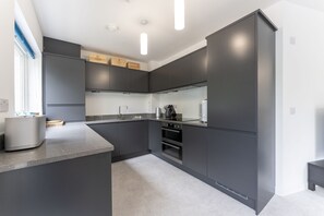 Kjøleskap, mikrobølgeovn, ovn og kokeplater