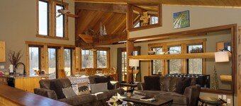 Family & pet friendly 3 bedroom rental w/private hot tub