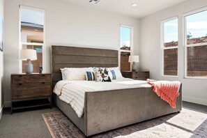 5 bedrooms, desk, iron/ironing board, travel cot - Rainson Retreat: Pickleball Courts, 5 bdr 4 bath Home (Washington)