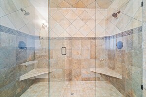 Toallas, jabón, papel de baño 