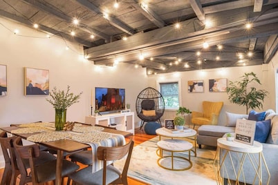 *1710 Historic Downtown 2BR |Salem+Witch Trials