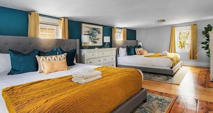 *1710 Halloween Escape| 2Br House|Downtown+Parking