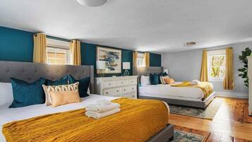 2 quartos, escrivaninha, ferros/tábuas de passar roupa, berço de viagem