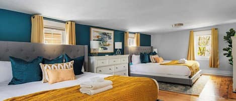 2 habitaciones, escritorio y tabla de planchar con plancha