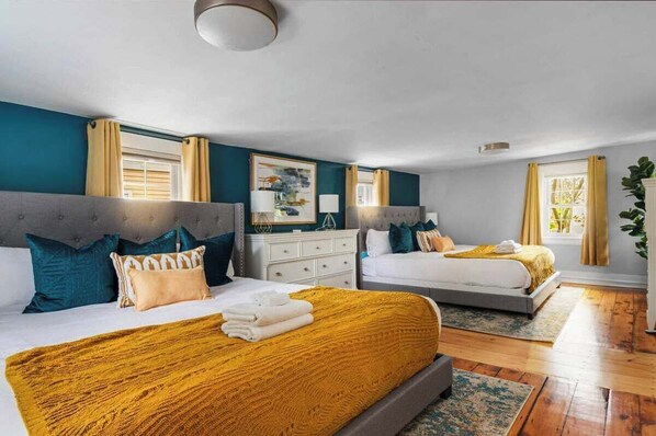 2 Schlafzimmer, Schreibtisch, Bügeleisen/Bügelbrett, Reisekinderbett