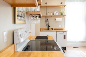 Fridge, microwave, oven, stovetop - *NEW Spacious 3BR Downtown|Beverly+Salem|Parking (Beverly)